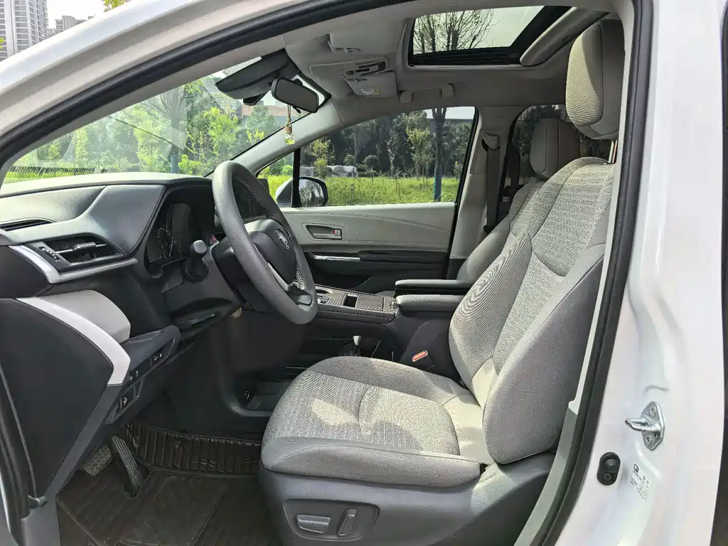 Toyota Sienna — миниатюра 32