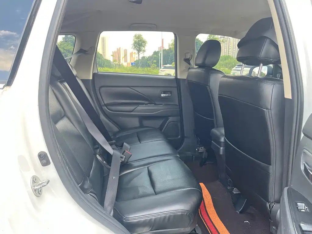 Mitsubishi Outlander — миниатюра 12