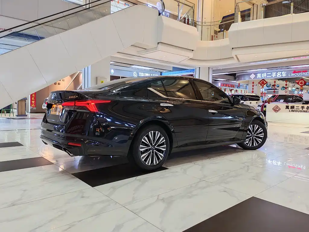 Nissan Altima 2025 2.0L SV Black Gold