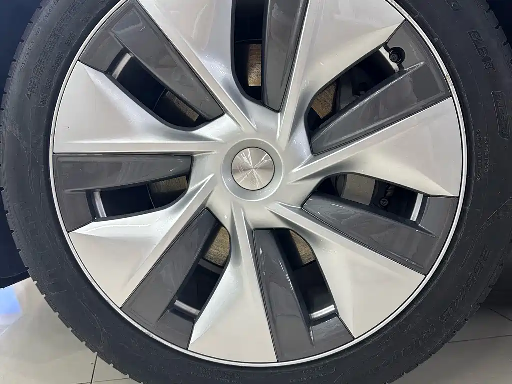 Tesla Model Y — миниатюра 15