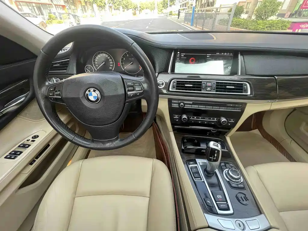 BMW 7 Series — миниатюра 14