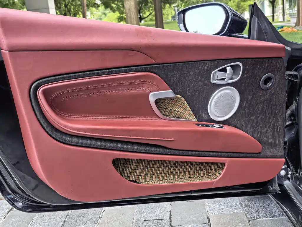 Aston Martin DB11 — миниатюра 21