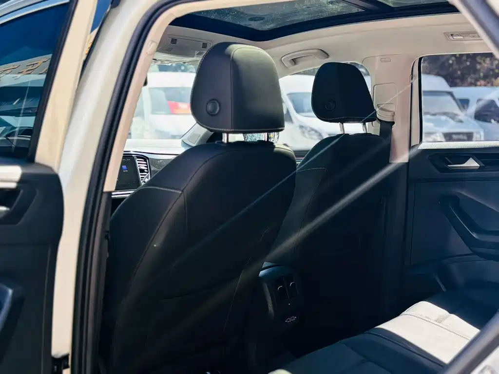 Volkswagen T-Roc — миниатюра 7
