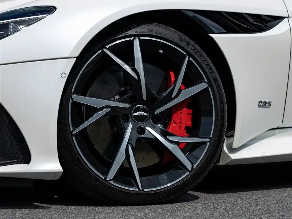 Aston Martin DBS — миниатюра 8