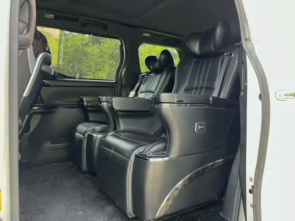 Toyota Alphard — миниатюра 7