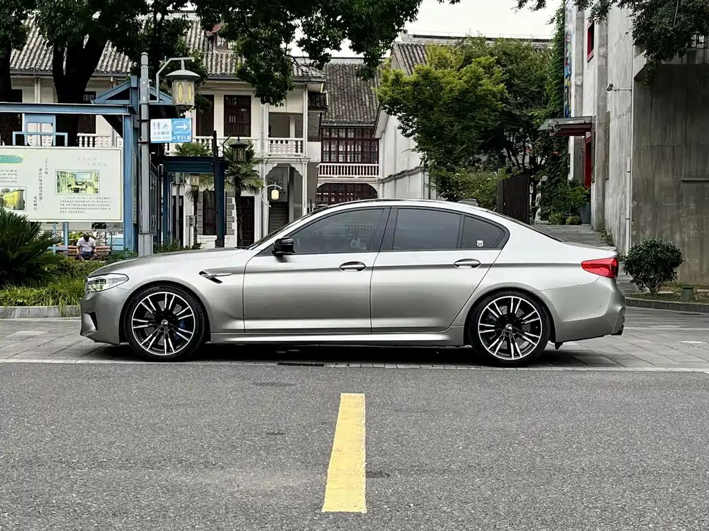 BMW M5 — миниатюра 3