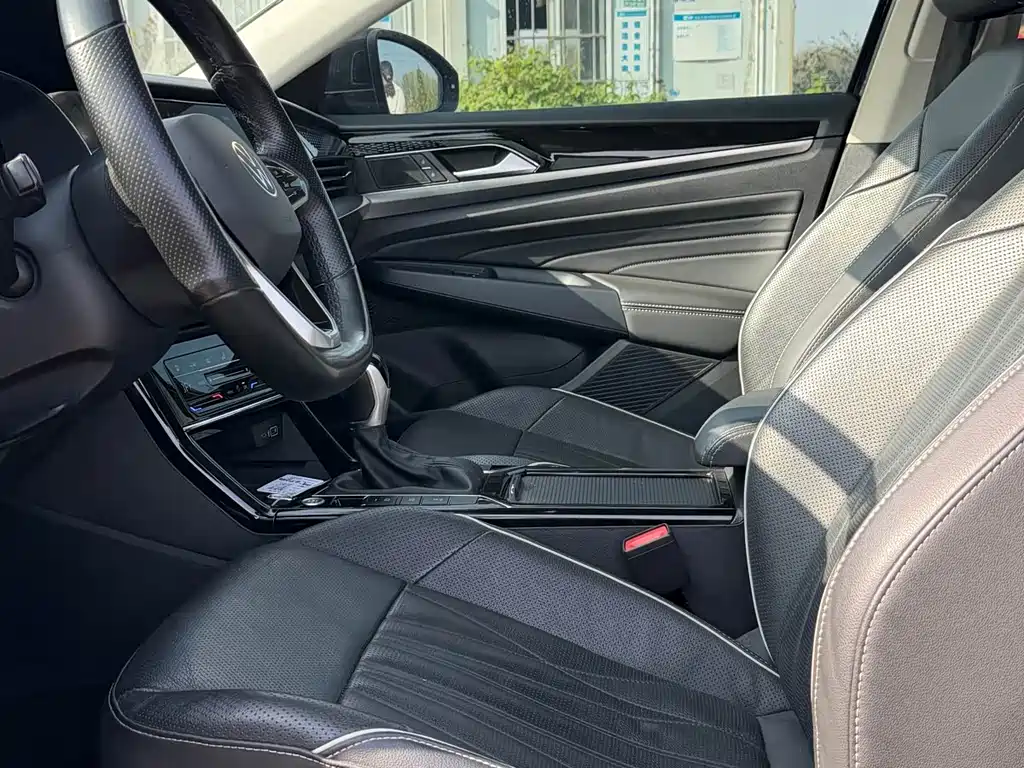 Volkswagen Passat 2022 330TSI Luxury