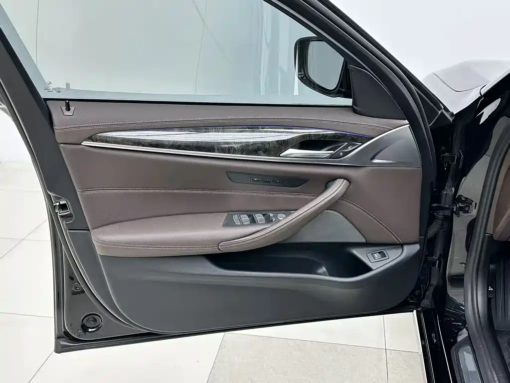 BMW 5 Series — миниатюра 14