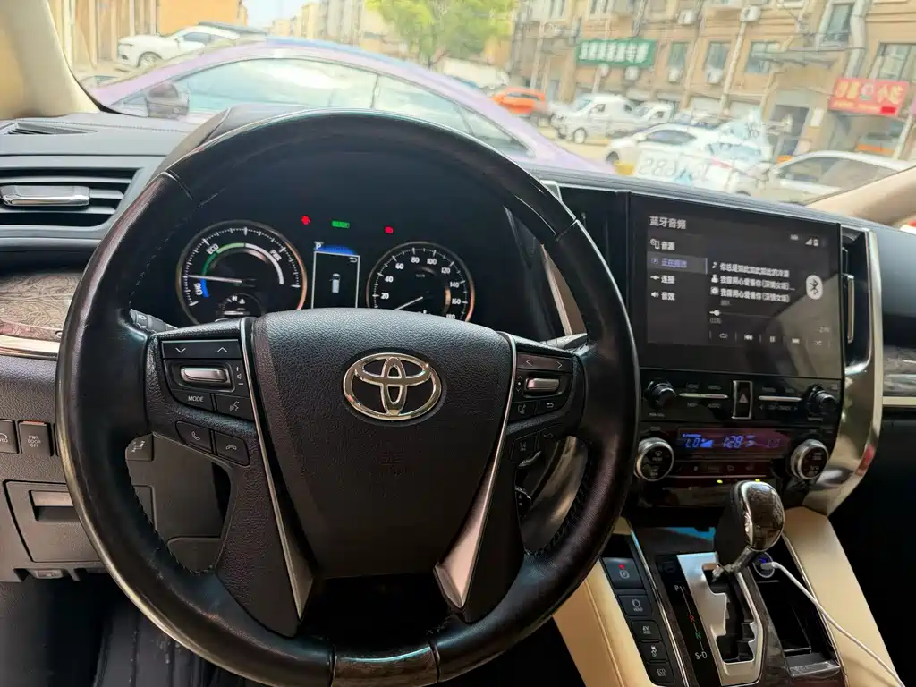 Toyota Alphard — миниатюра 4