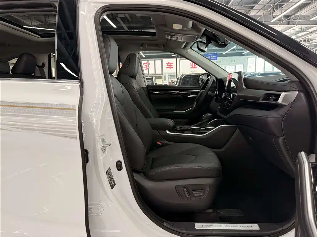 Toyota Highlander 2023 2.5L Luxury 7 мест