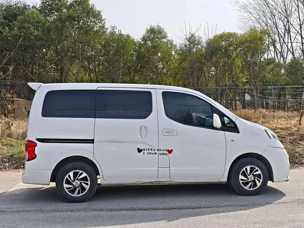 NISSAN NV200