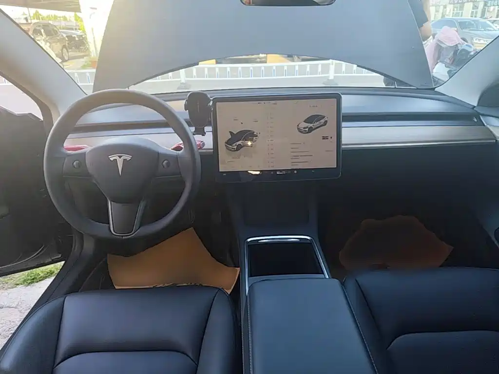 Tesla Model 3 — миниатюра 10