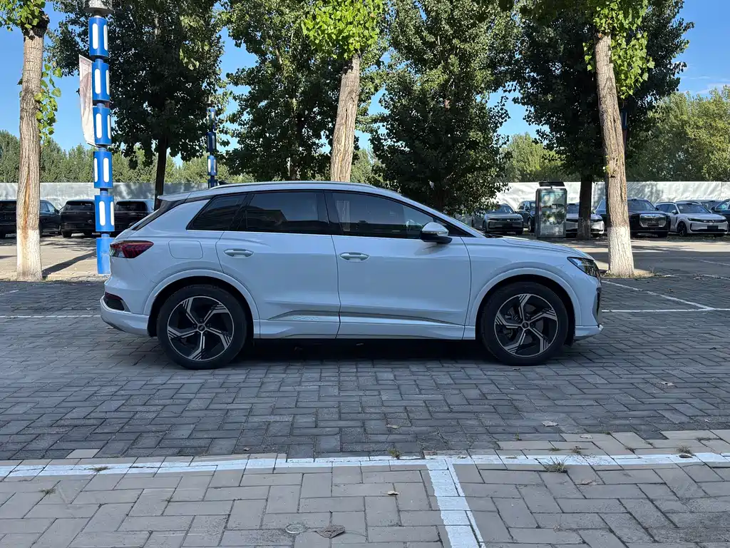 Audi Q4 e-tron — миниатюра 4