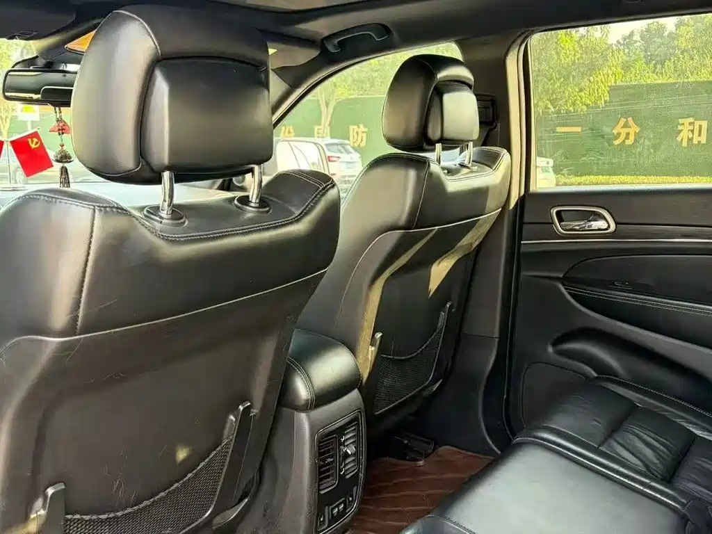 Jeep Grand Cherokee (Import) — миниатюра 7