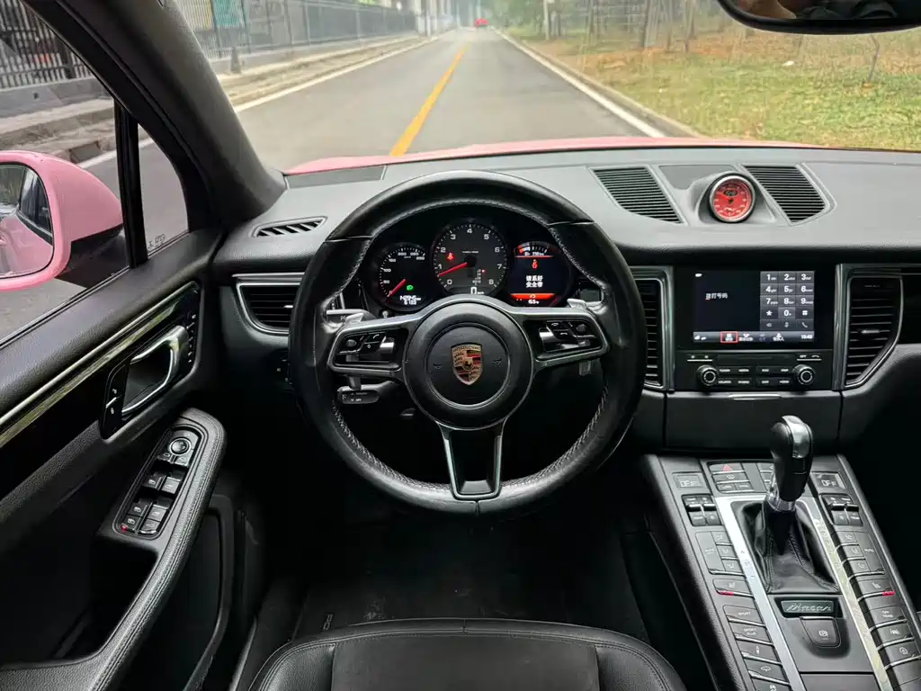 PORSCHE MACAN