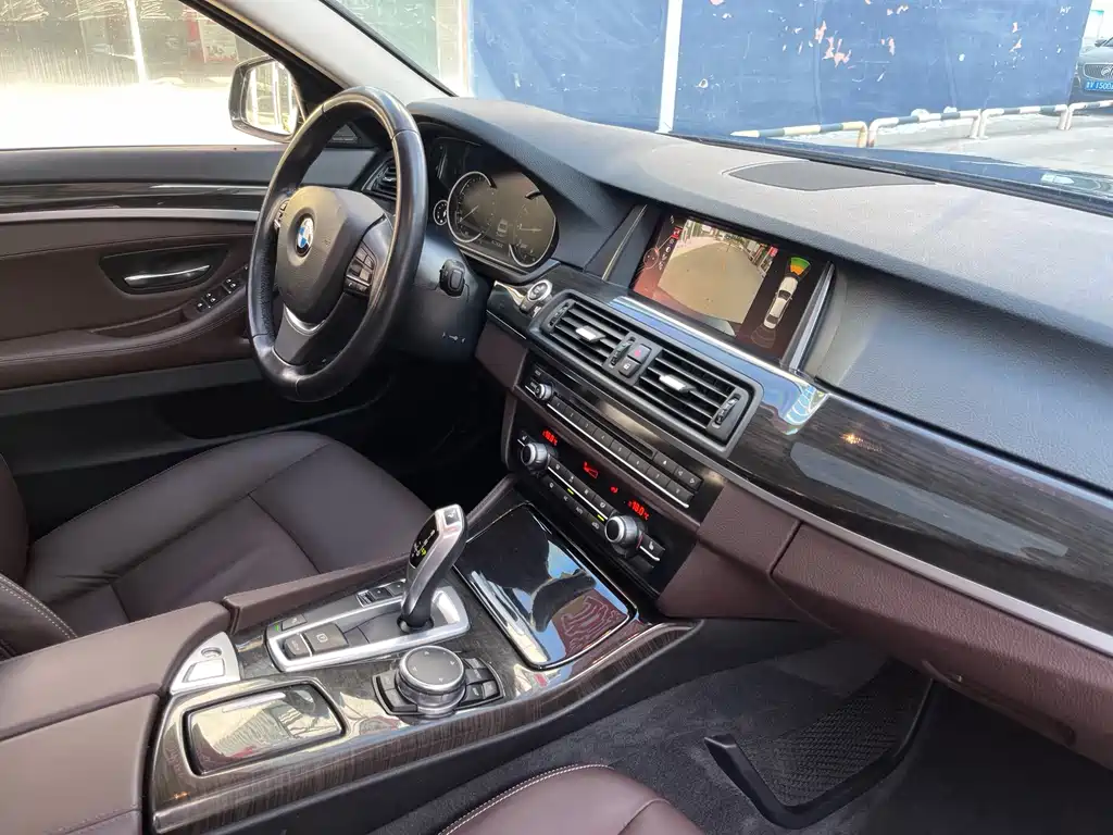 BMW 5 Series — миниатюра 14
