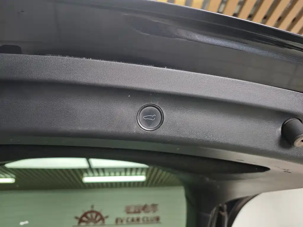 Tesla Model Y — миниатюра 8