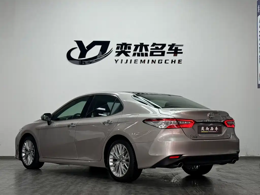 Toyota Camry — миниатюра 9