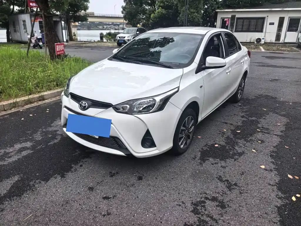 Toyota Yaris L — миниатюра 2