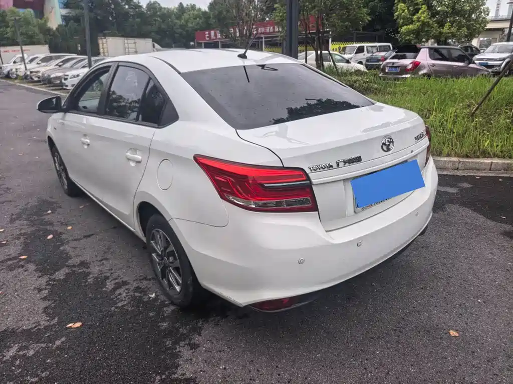 Toyota Yaris L — миниатюра 6