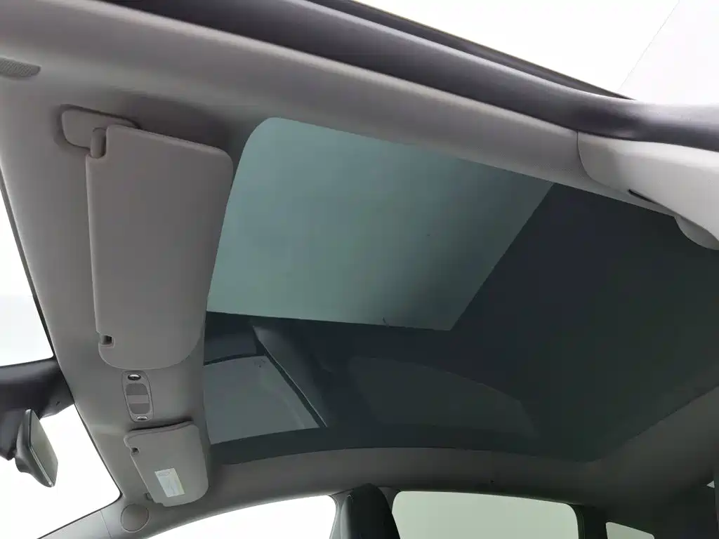 Tesla Model Y — миниатюра 14