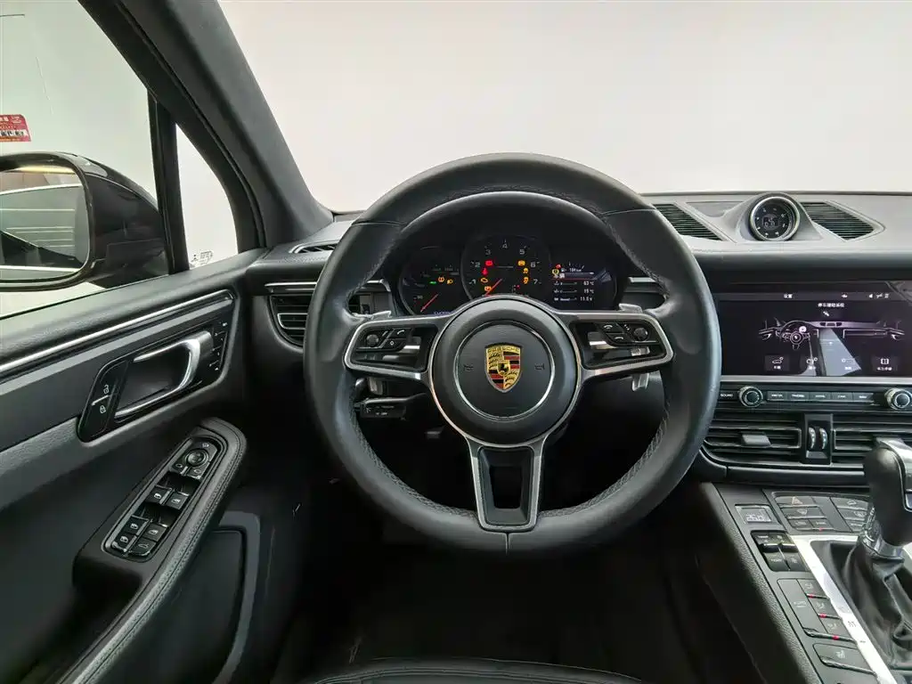 PORSCHE MACAN