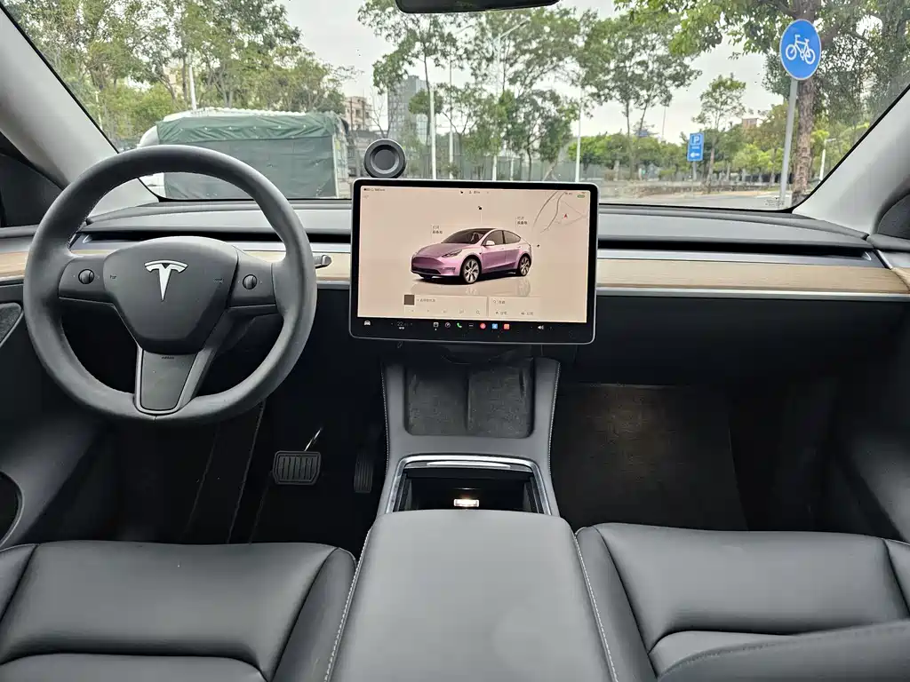 TESLA MODEL Y