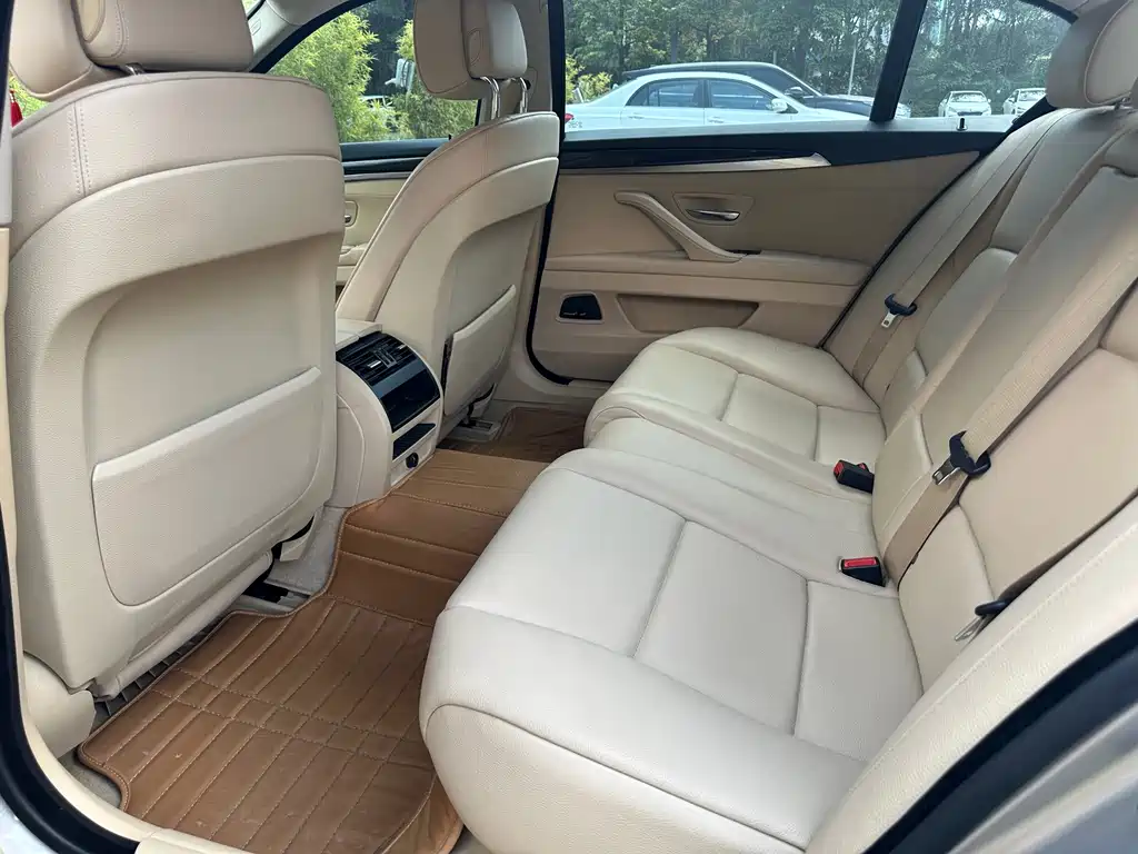 BMW 5 Series — миниатюра 10