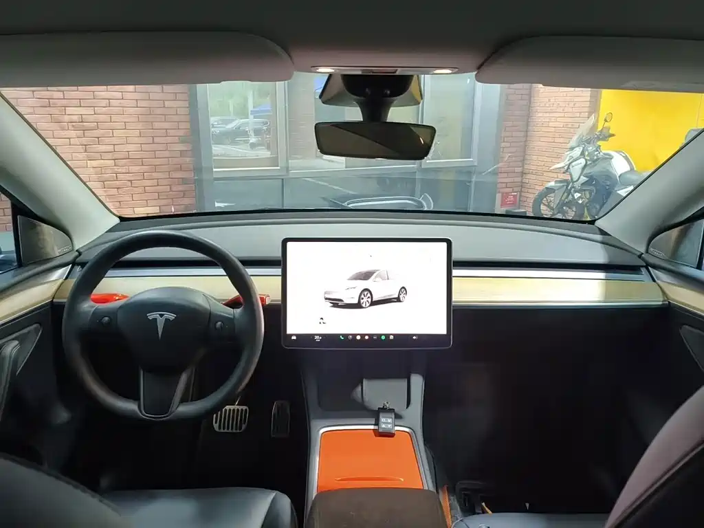 Tesla Model Y — миниатюра 12