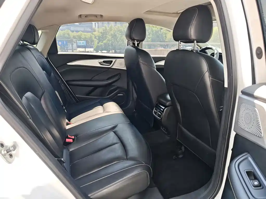 Roewe i6 MAX New Energy — миниатюра 8