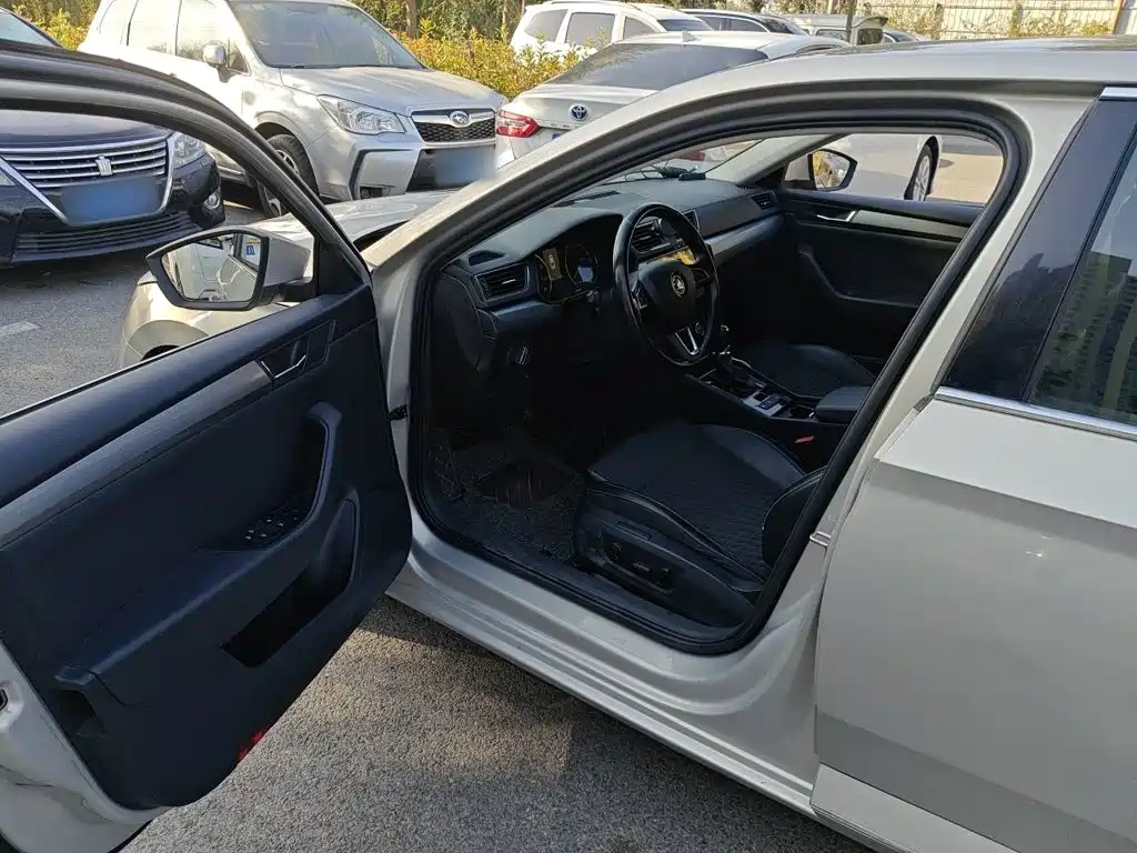 Skoda Superb — миниатюра 17