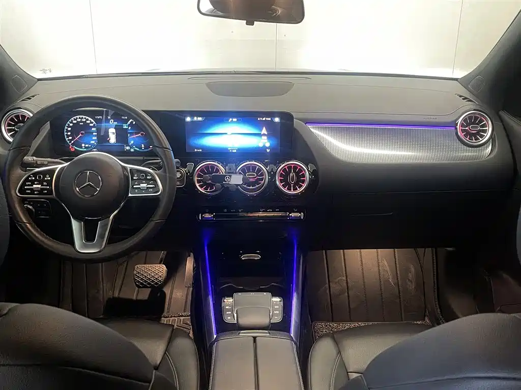 MERCEDES-BENZ GLA