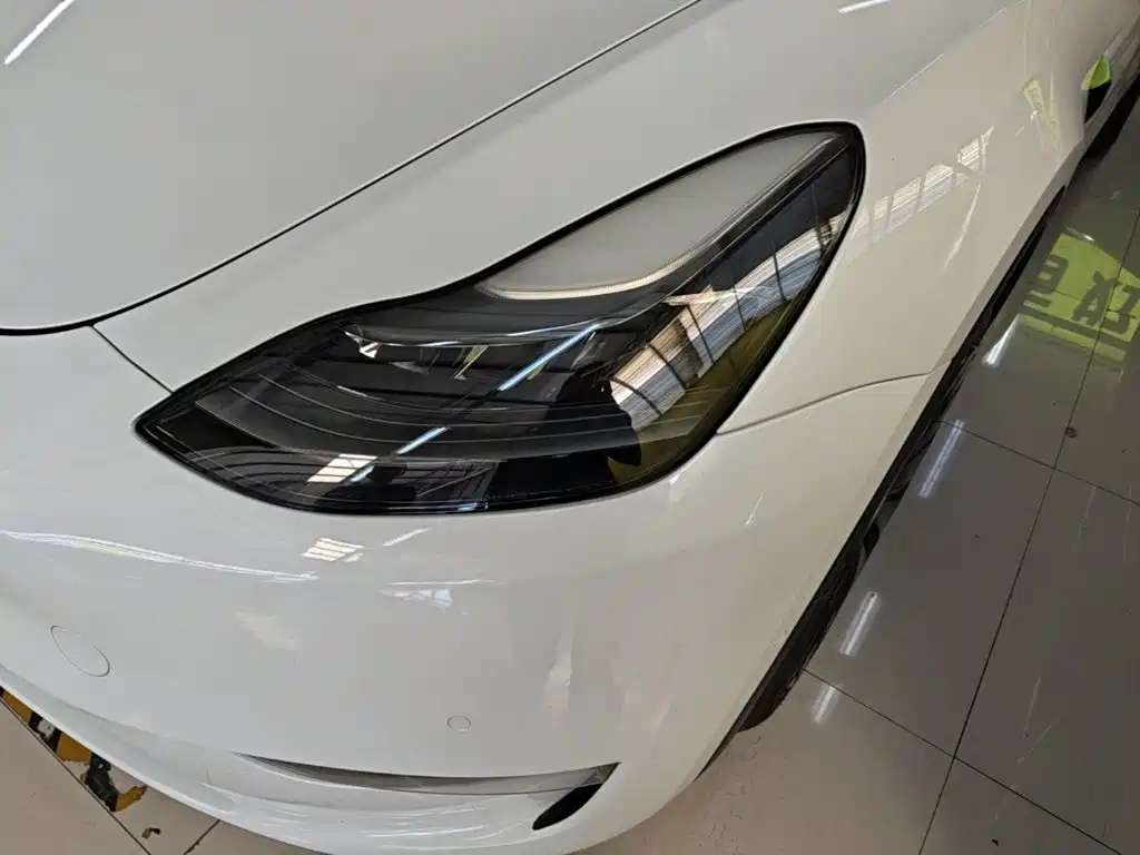 Tesla Model Y — миниатюра 24