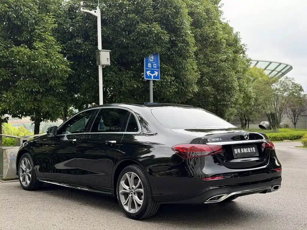 Mercedes-Benz E-Class — миниатюра 9
