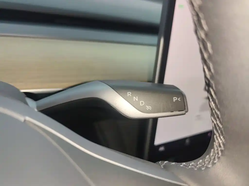 Tesla Model Y — миниатюра 14