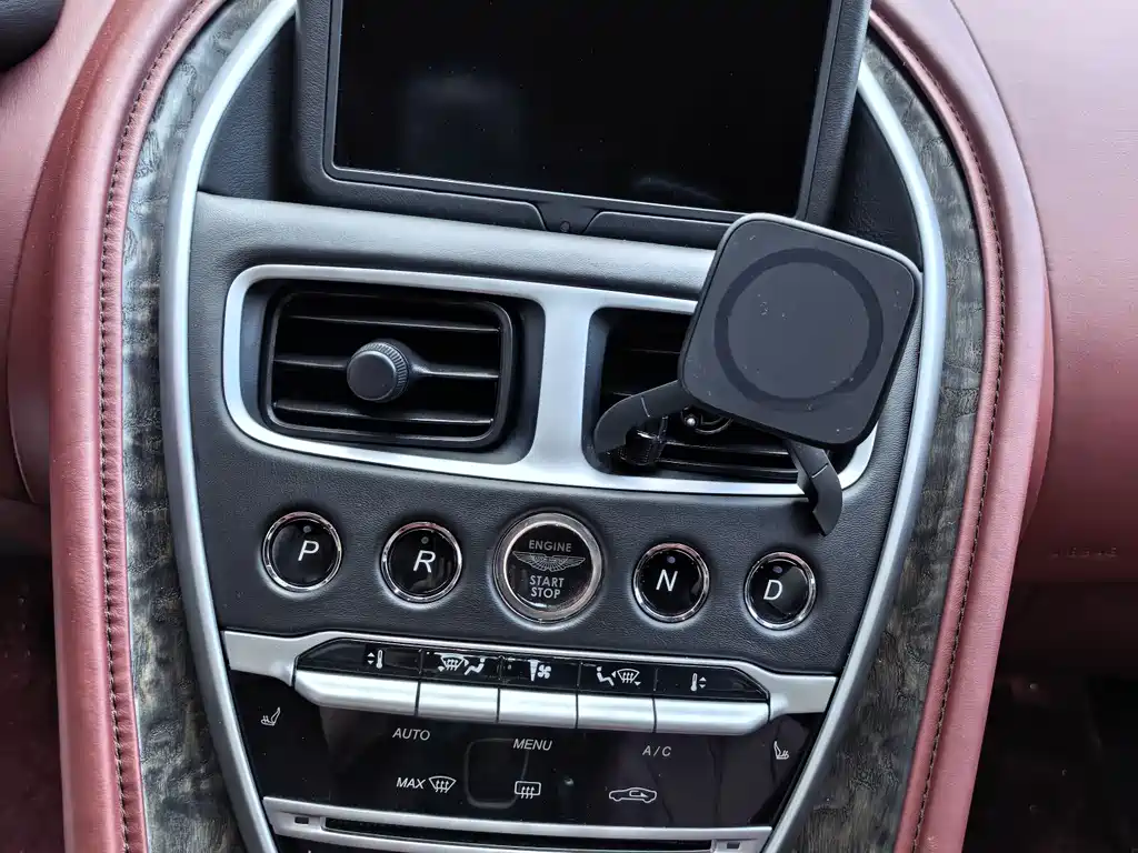Aston Martin DB11 — миниатюра 28