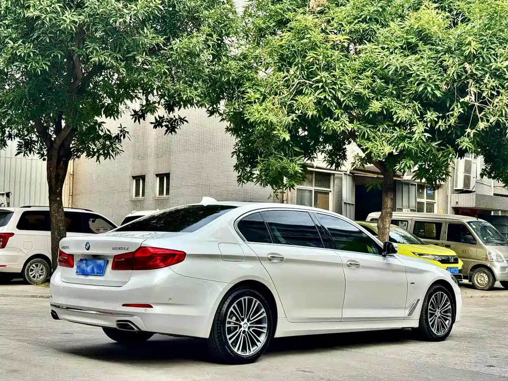 BMW 5 Series — миниатюра 13
