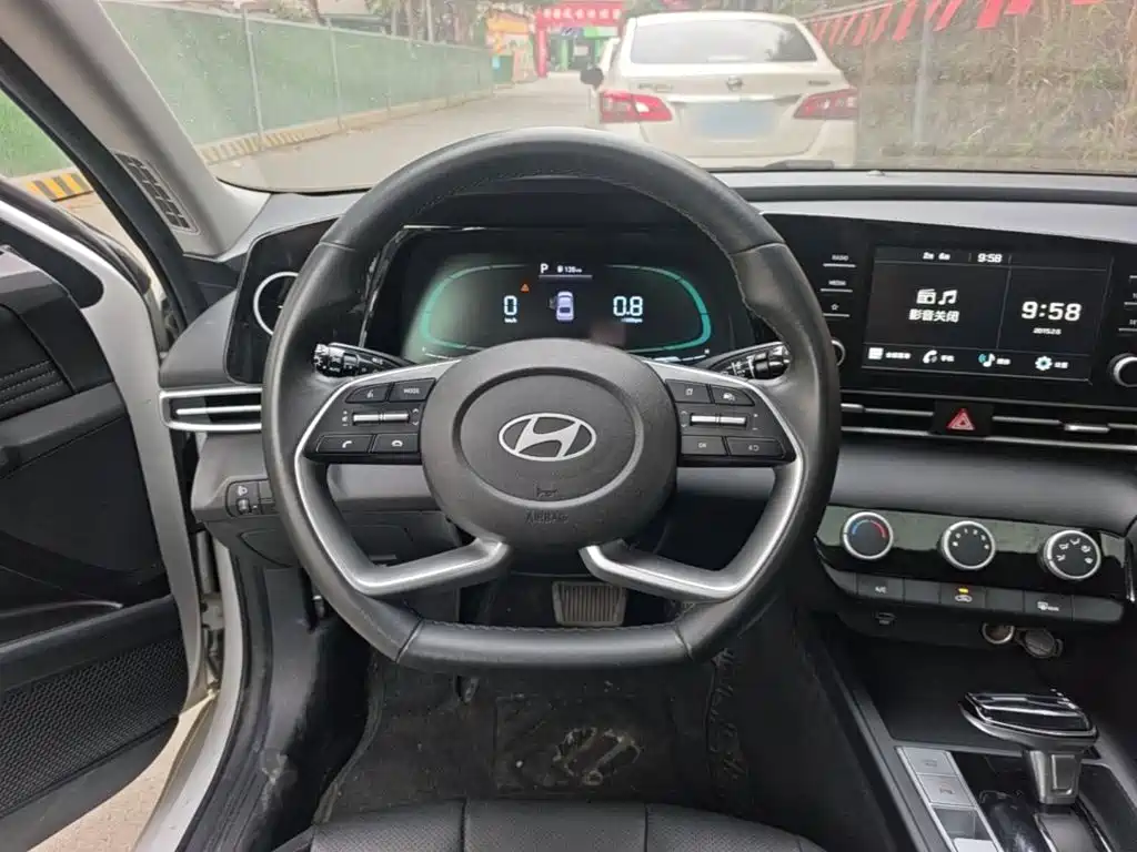 Hyundai Elantra — миниатюра 11