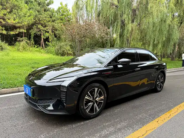 2024 Hongqi EH7