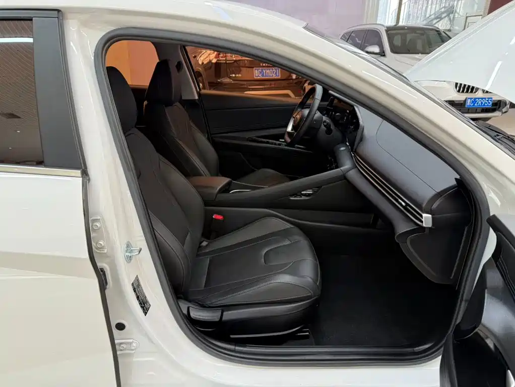 Hyundai Elantra — миниатюра 21
