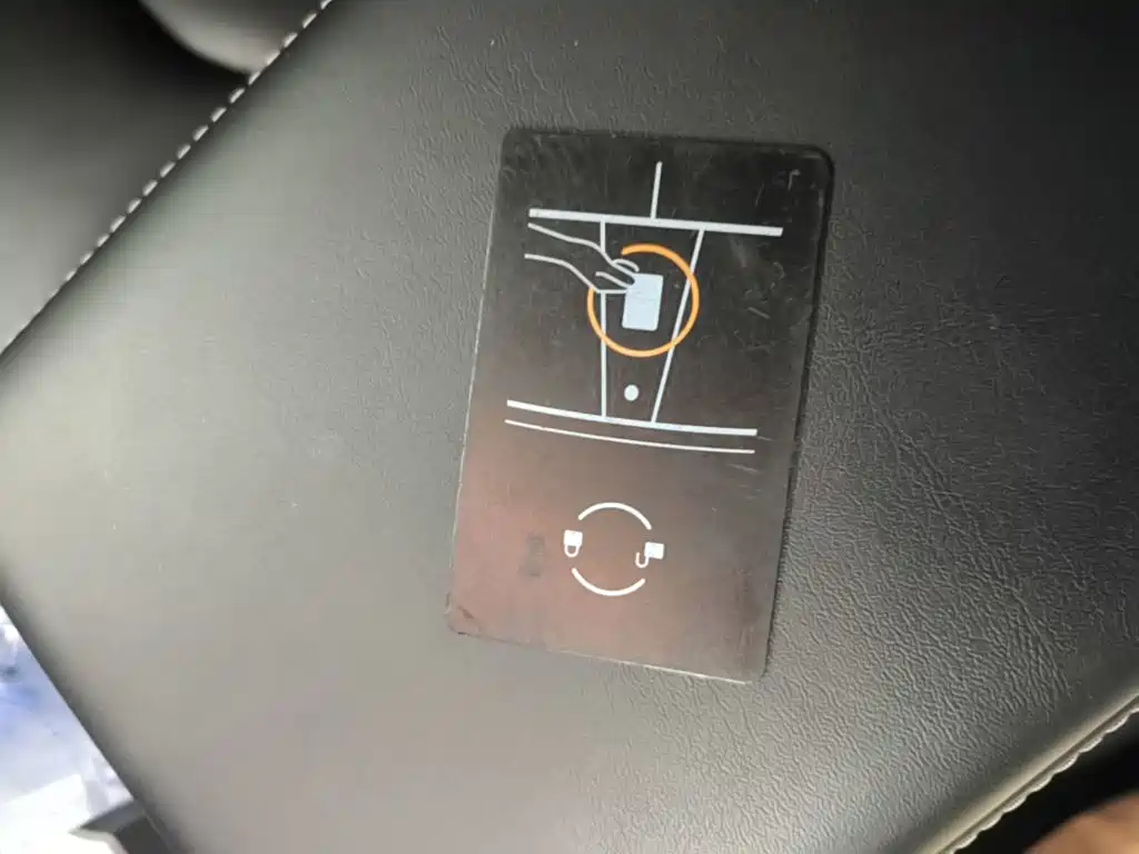 Tesla Model Y — миниатюра 9