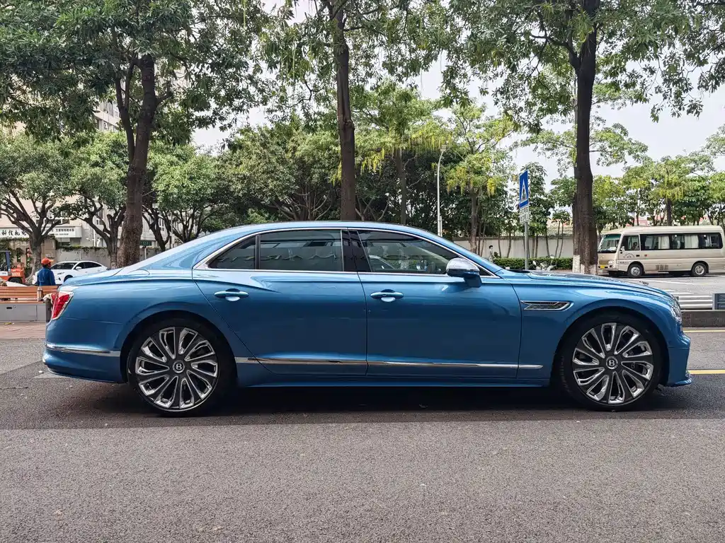 Bentley Flying Spur PHEV — миниатюра 23