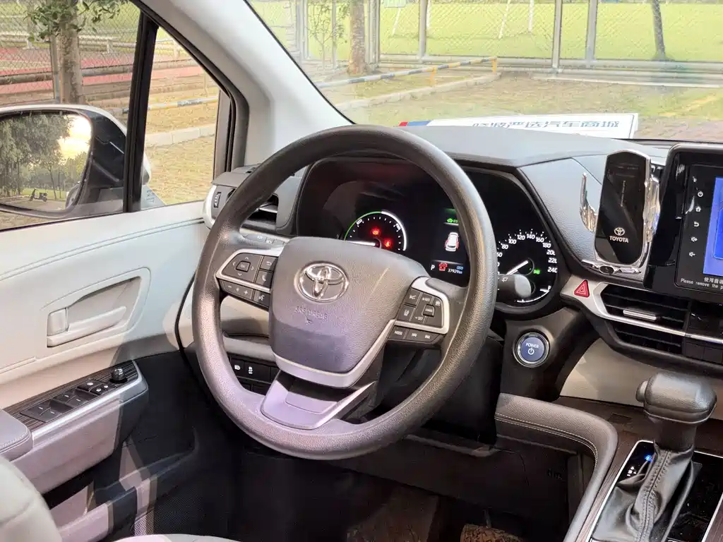 Toyota Granvia — миниатюра 14