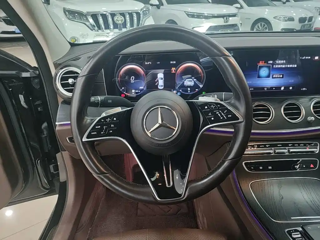Mercedes-Benz E-Class — миниатюра 11