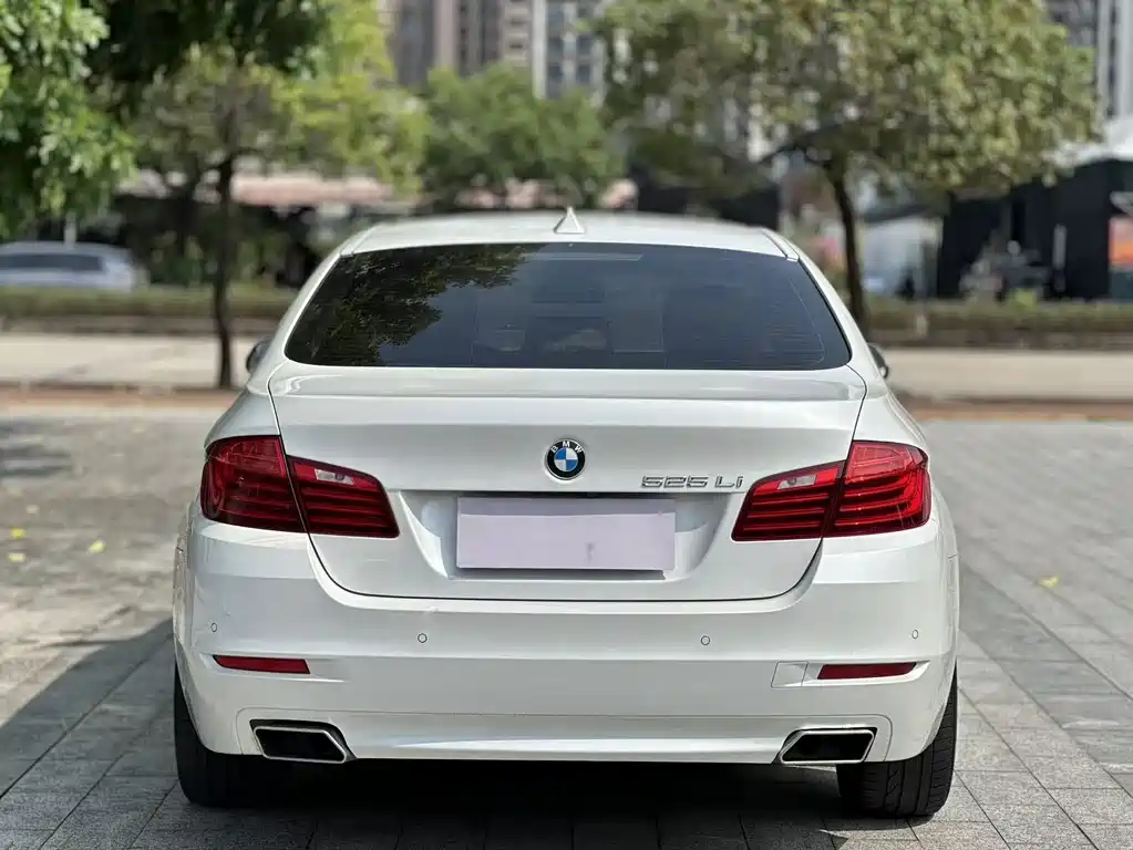 BMW 5 Series — миниатюра 8