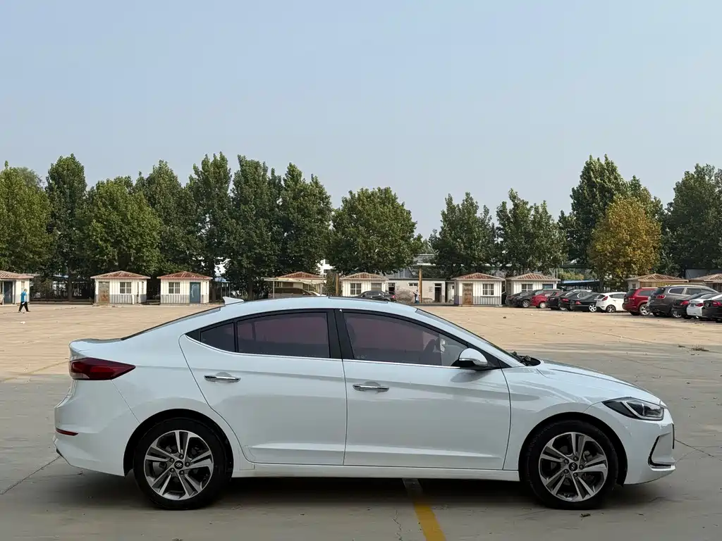 Hyundai Elantra — миниатюра 7