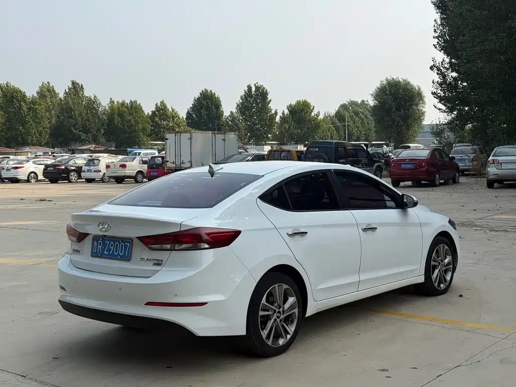 Hyundai Elantra — миниатюра 6