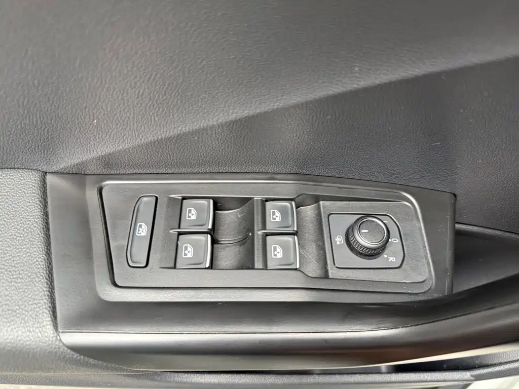 Volkswagen T-Roc — миниатюра 16