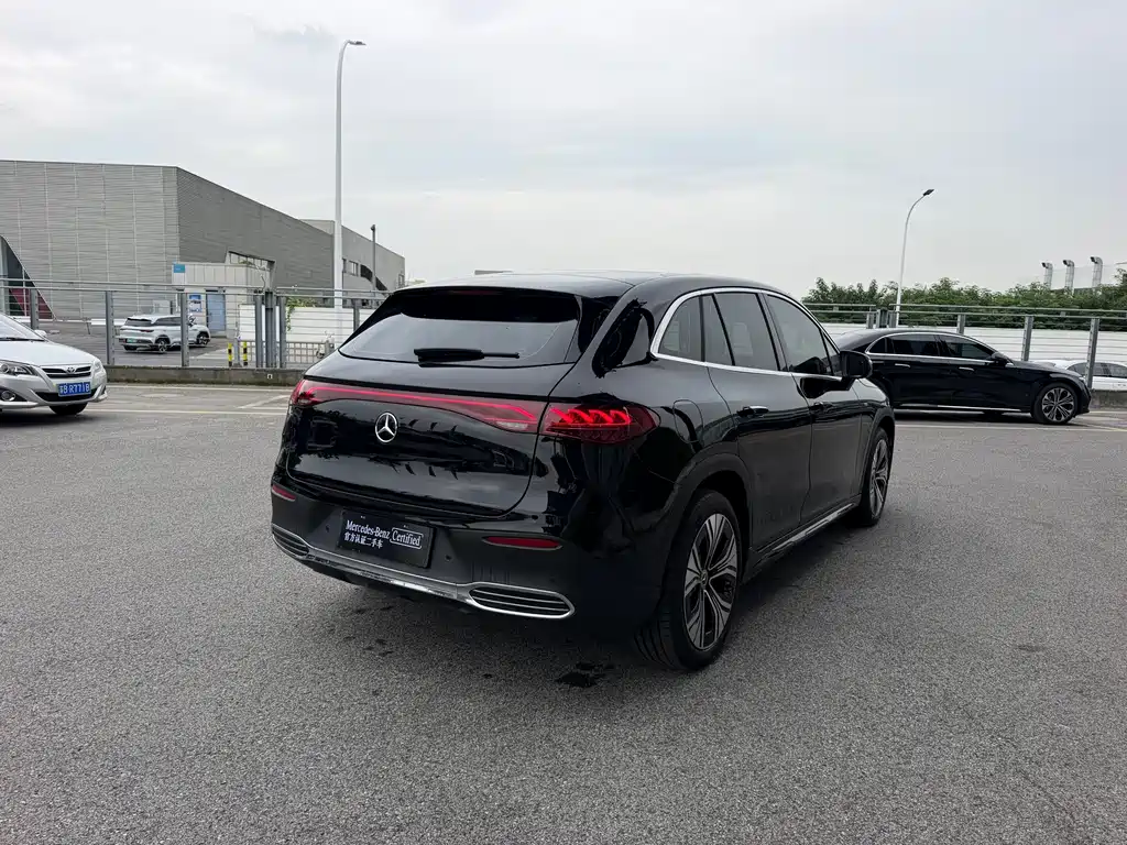 Mercedes-Benz EQE SUV — миниатюра 8
