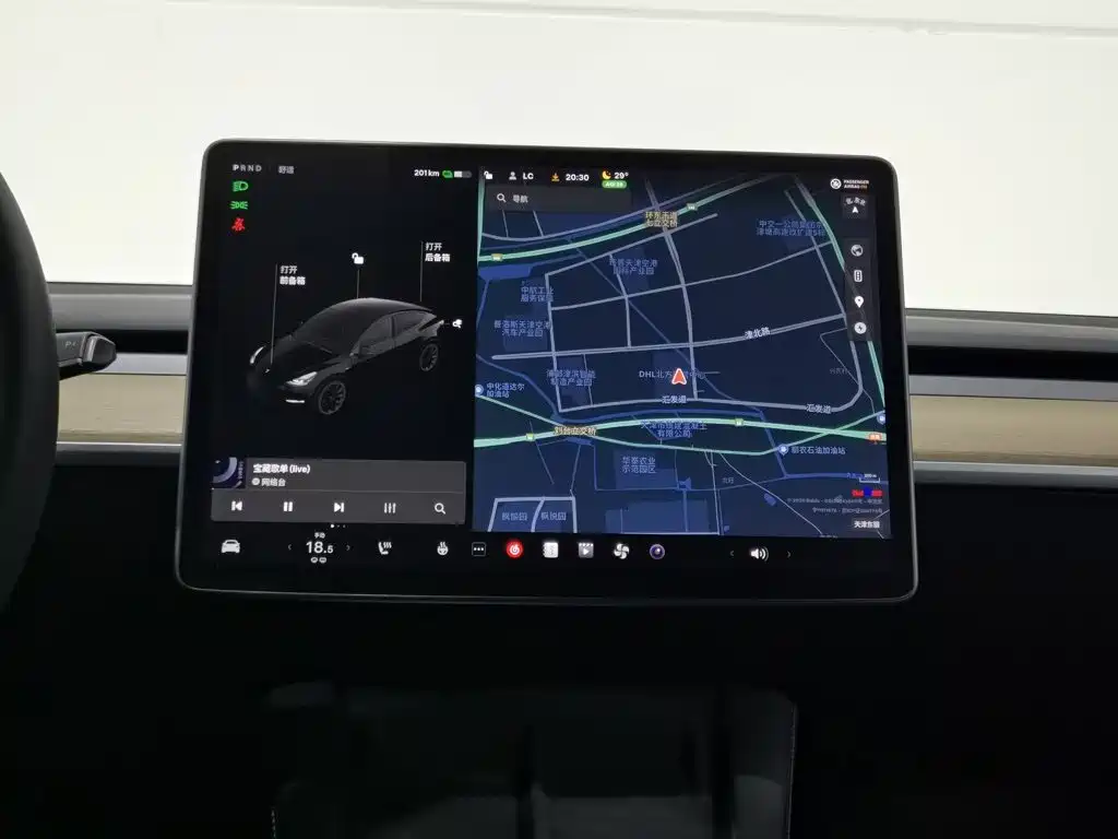 Tesla Model Y — миниатюра 12